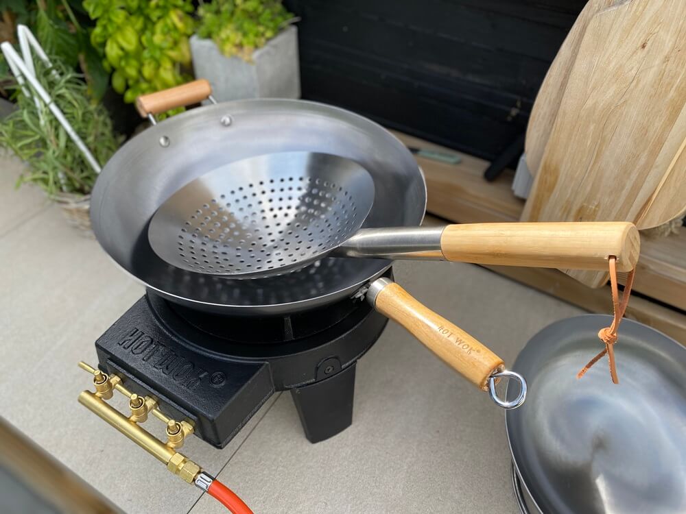 sitko-s-panvicou-a-horakom-hot-wok